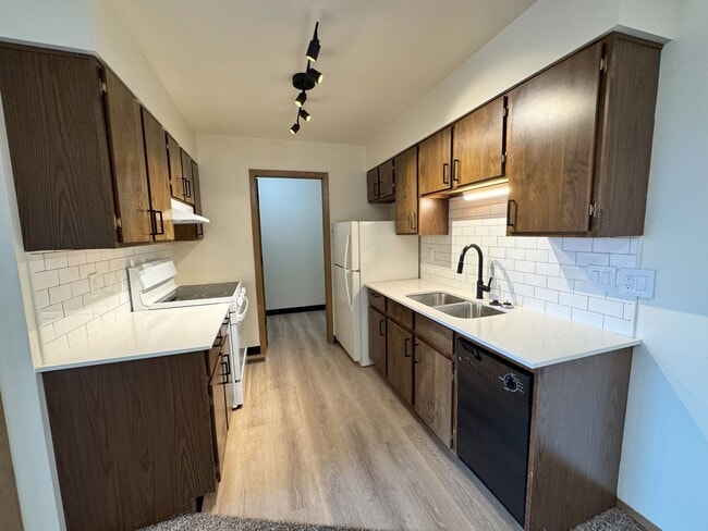 Building Photo - 640 Coraline Ave