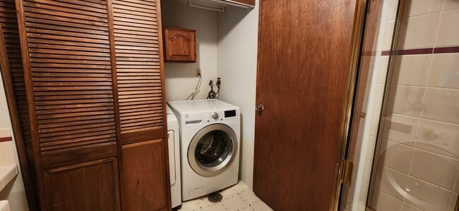 Building Photo - LYNNWOOD Spacious 3 bdrm + Den & Family Room Home