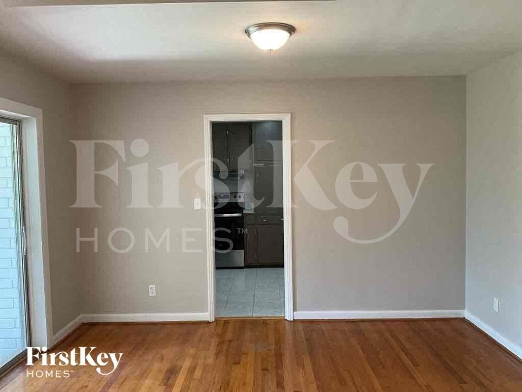 Building Photo - 1369 Malverne Ave