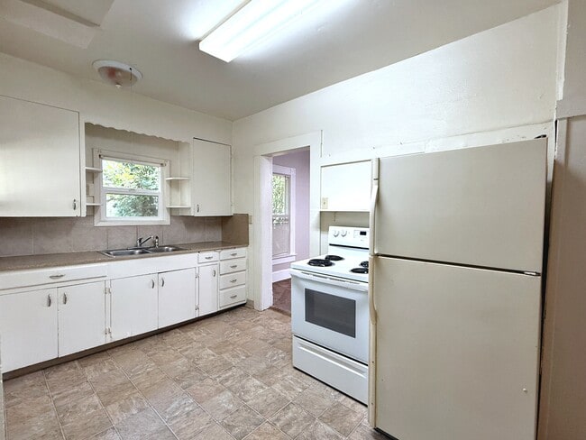 Building Photo - 4612 SE Taylor St