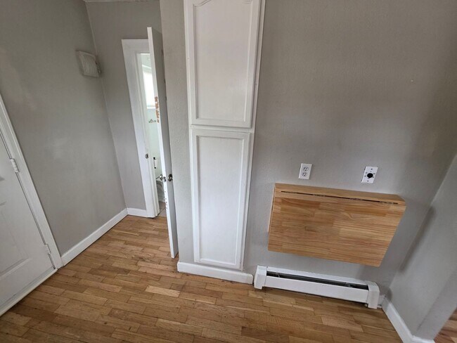 Building Photo - Studio Apartment Close to South Broadway!