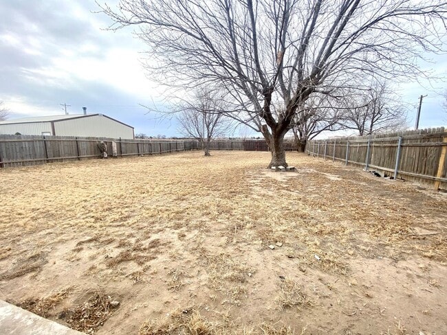 Building Photo - 3bed House with Garage & Fenced in Yard!