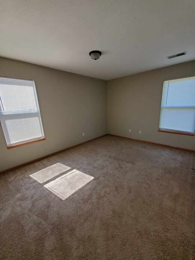 Building Photo - 1668 NW Garrett Dr
