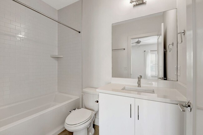 Building Photo - Modern living in Salemtown!