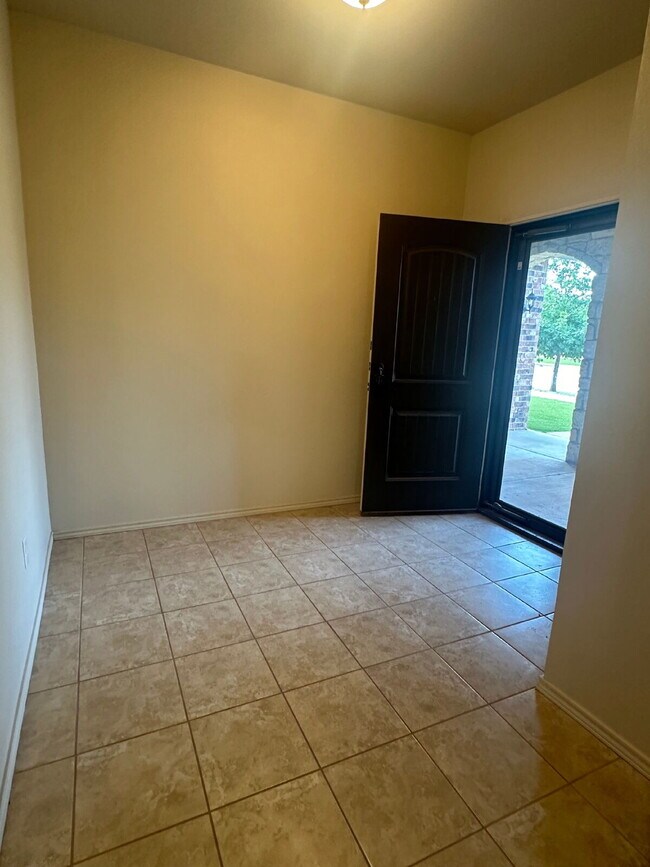 Building Photo - Spacious Townhome in South Lubbock