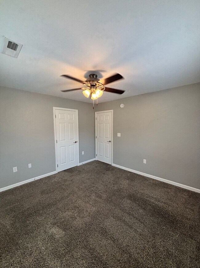 Building Photo - Sevierville 3bd/2.5bth available now!