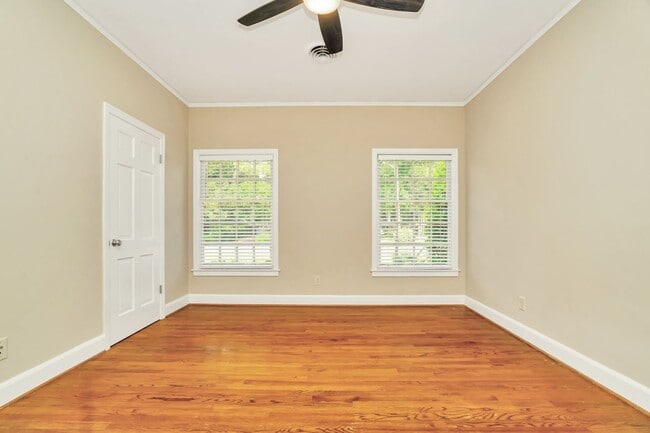 Building Photo - ** 3 bed 2 bath located in McGehee Estate ...