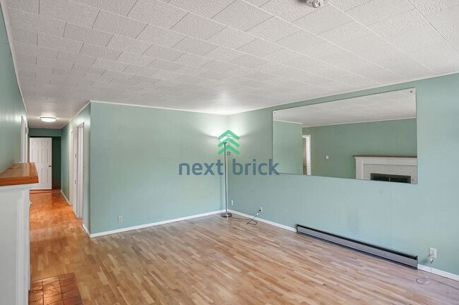Building Photo - Charming 4 BEDS & 1.5 BATH SINGLE FAMILY H...