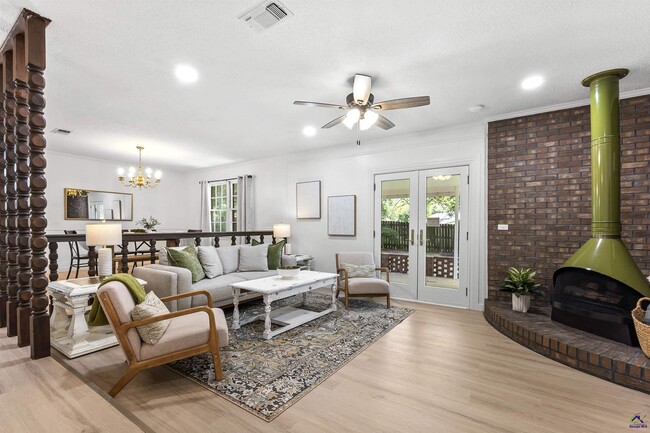 Building Photo - 1726 Greenwood Cir