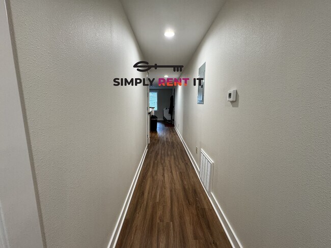 Building Photo - Renovated 2 Bedroom, 2 Bathroom on Campus! Available Now!