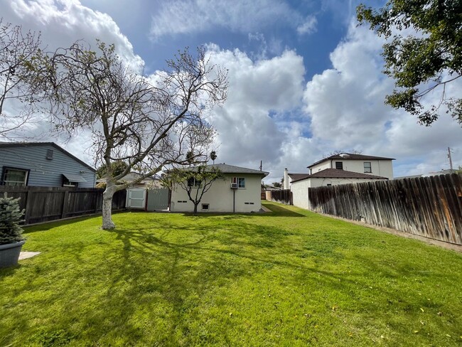 Building Photo - Gorgeous Home with Garage