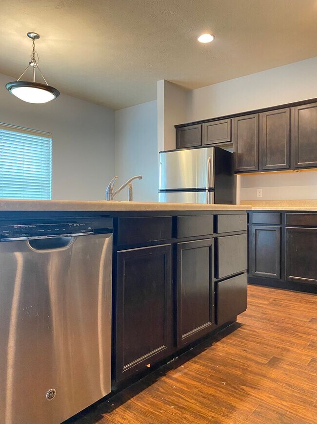 Building Photo - 1/2 MONTH OFF SUMMER MOVING SPECIAL!!! Upd...