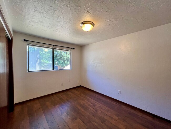 Building Photo - 2 BD Hawks Prairie Duplex