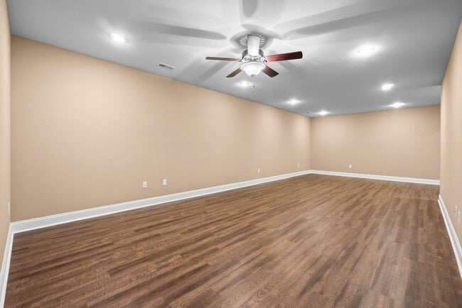 Building Photo - BEAUTIFUL Neighborhood Home!