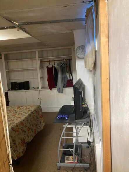Full size bed/TV/clothing unit bdrm - 764 Lenore Ln