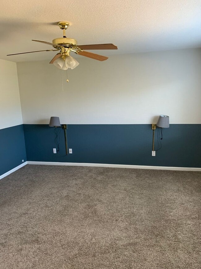 Building Photo - 3 Bedroom 2 Bath Home