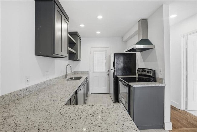 Building Photo - Move-In Ready 1 Bed / 1 Bath – Fully Remodeled