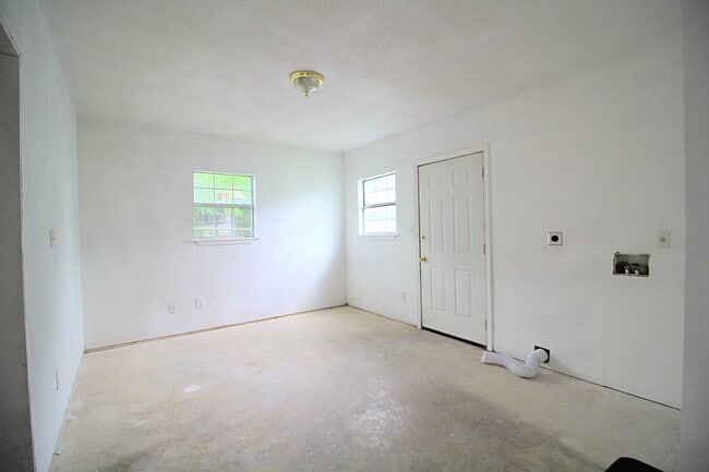 Building Photo - COMING SOON! Cute 3 Bedroom, 1 Bath Close to Downtown San Antonio.