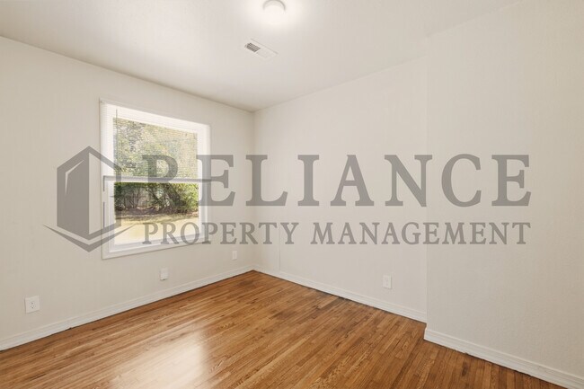 Building Photo - 1752 N Old Manor Rd