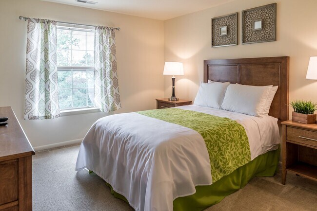 Building Photo - Fully Furnished One Bedroom Apartment on t...