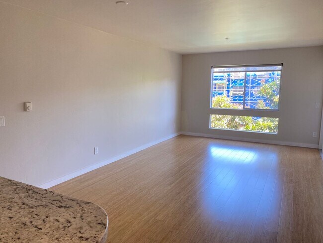 Building Photo - Advent - Beautiful & Bright Two Bedroom W/...