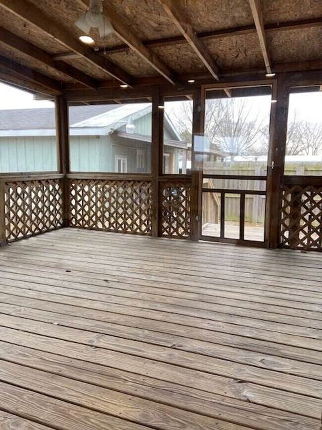 Building Photo - Single-Family Home in Hollister