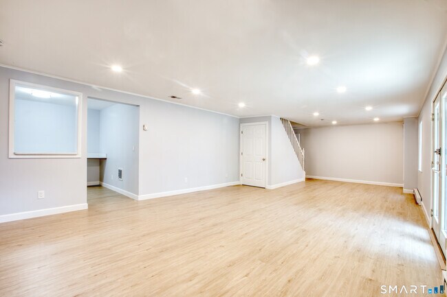 Building Photo - 8 Ridge Pl