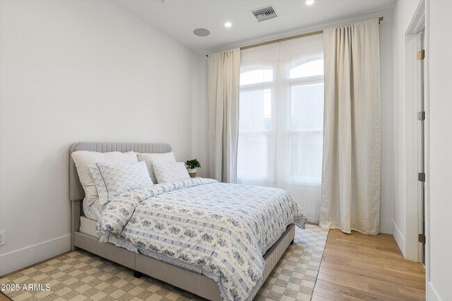 Building Photo - 54 W Palm Ln