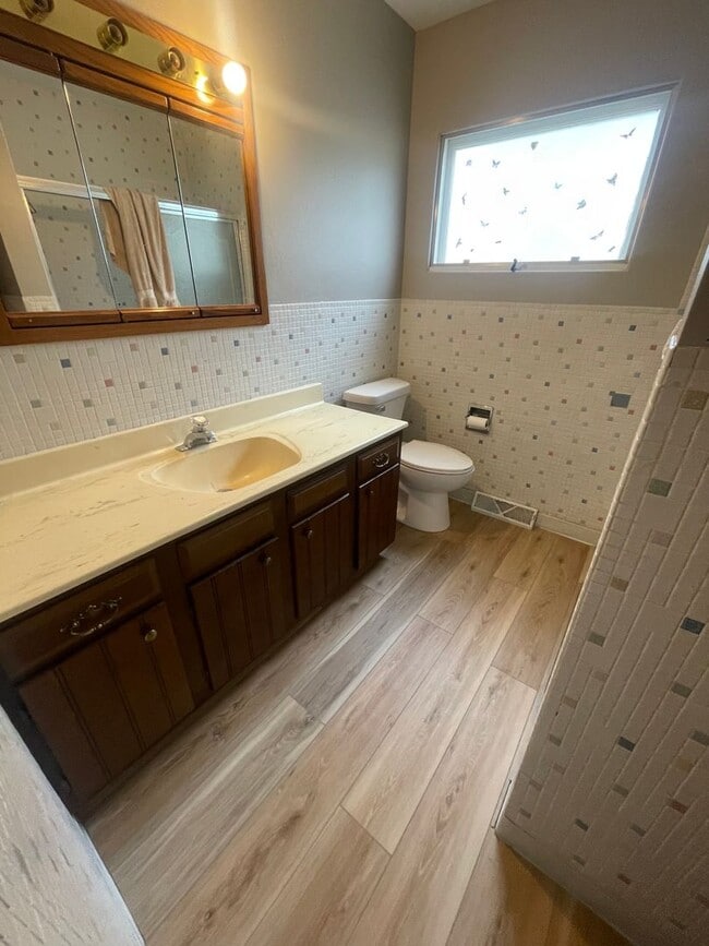 Building Photo - 3 bedroom, 1 bath home for rent in great location!