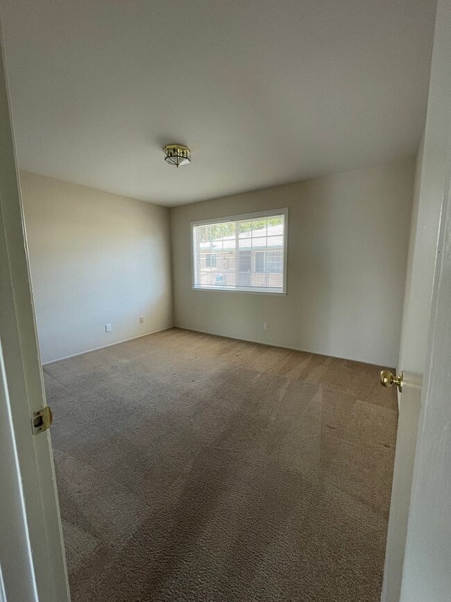 Building Photo - 2206 Deborah Dr
