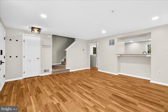 Building Photo - Beautiful End Unit Townhome in Bluffs At Deep Creek!