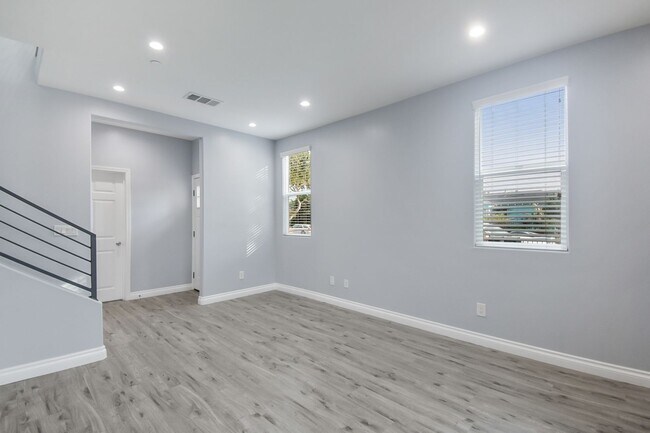 Building Photo - 513 S Oak St