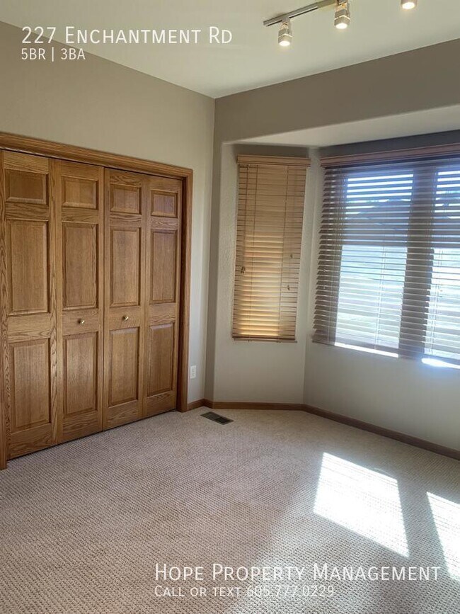 Building Photo - 227 Enchantment Rd