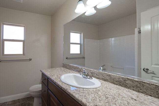Building Photo - 3 bed 2 bath home with fully-fenced yard