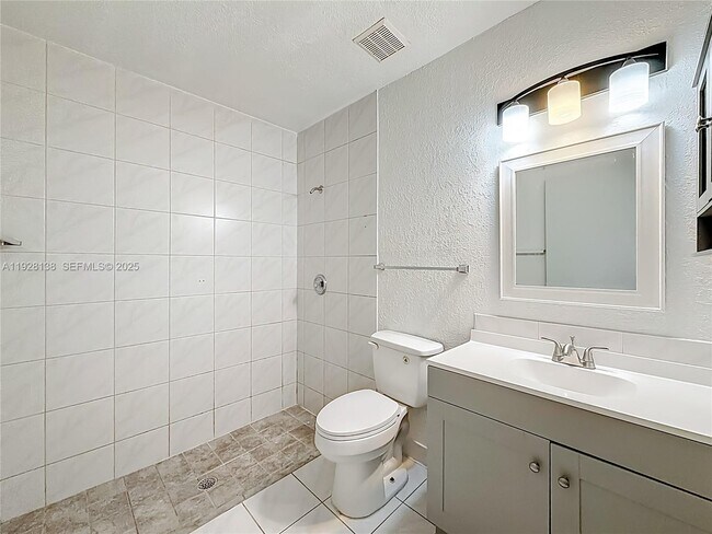 Building Photo - 530 NE 34th St