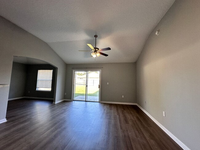Building Photo - Fenced four bedroom in Lake Asbury