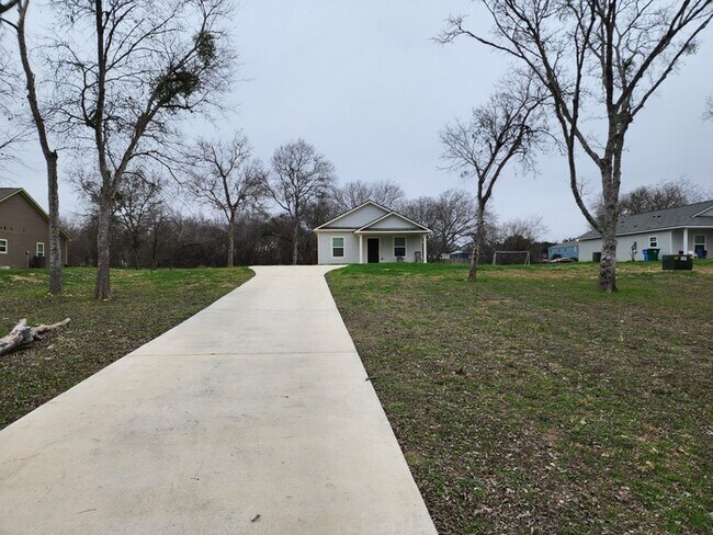 Building Photo - 3-Bedroom, 1-Bath on 1 acre lot