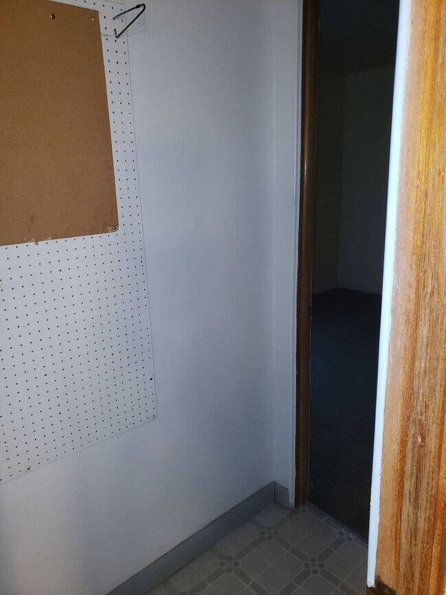 Building Photo - 1065 NE Duncan Ln