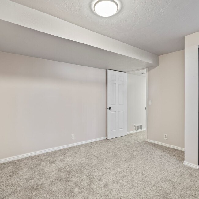 Building Photo - Large Murray 4 Bedroom Home