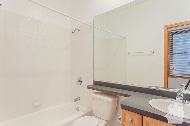 Building Photo - 1326 W Diversey Pkwy