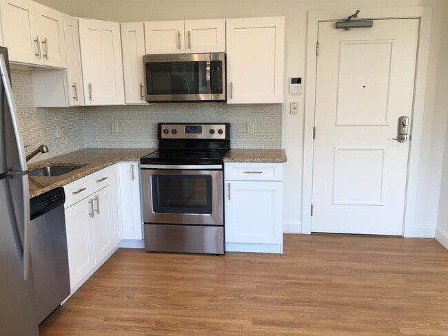 Building Photo - 875 Elm St