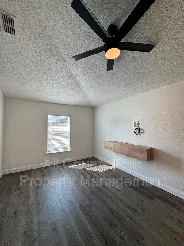 Building Photo - 572 Adriel Ave