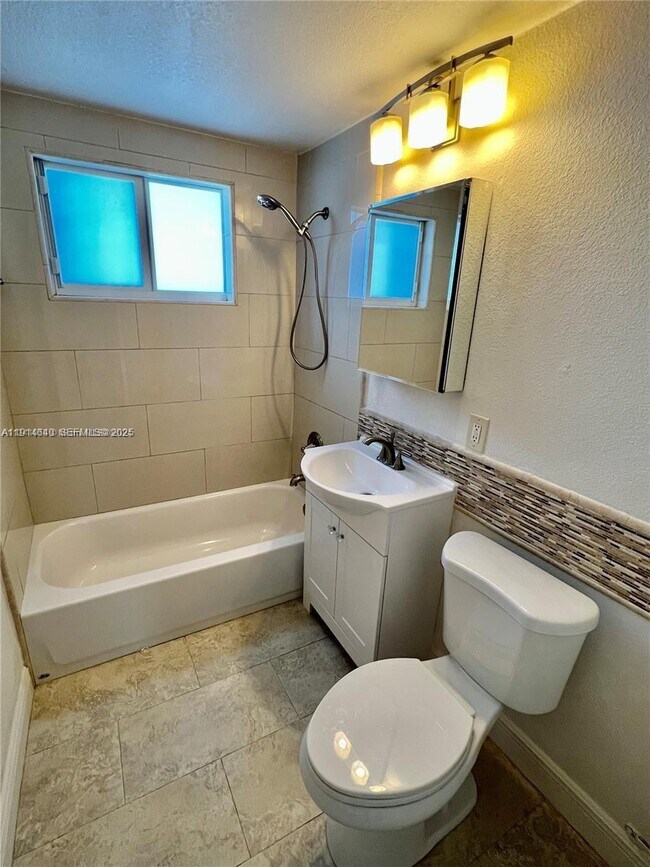 Building Photo - 2700 NE 135th St