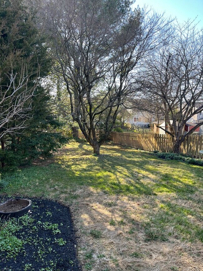 Building Photo - Beautifully updated 3 bedroom home in Ambl...