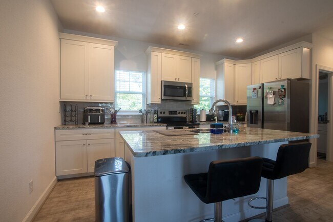 Building Photo - Contemporary 4bd/3.5ba in excellent location