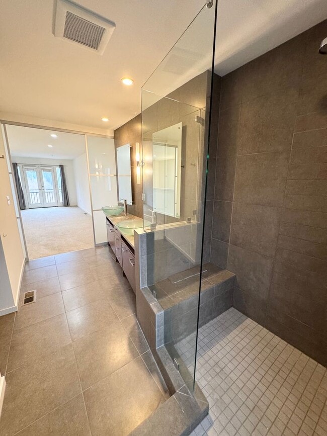 Building Photo - Rare Townhome 2 bed 2 bath in Heart of Bellevue Downtown