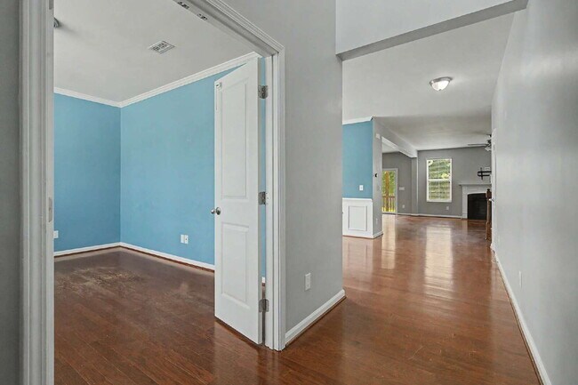 Building Photo - 5-Bedroom Home w/ Fenced-in BackYard in Knightdale