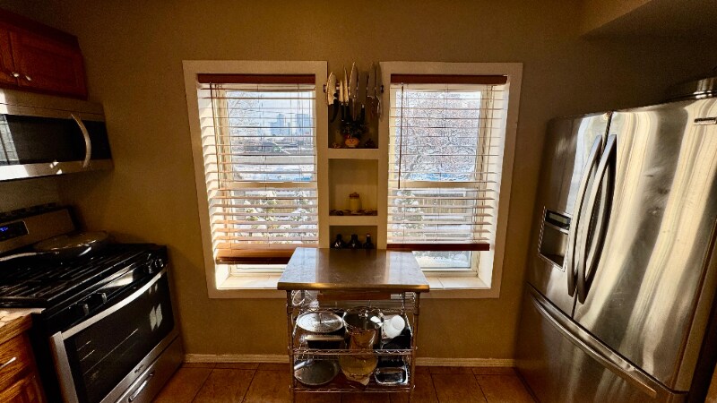 Building Photo - 1360 W Evergreen Ave