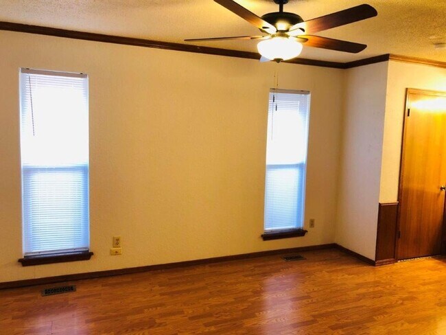 Building Photo - 3 bed , 2 full bath, 2 story , Newly updat...