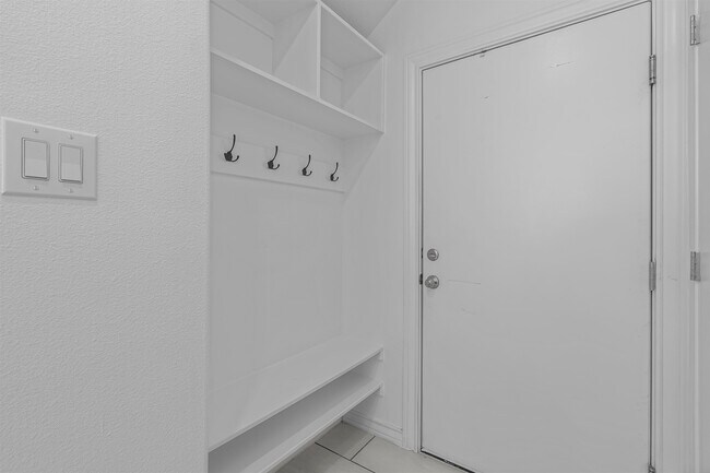 Building Photo - 9916 Bijan Dr